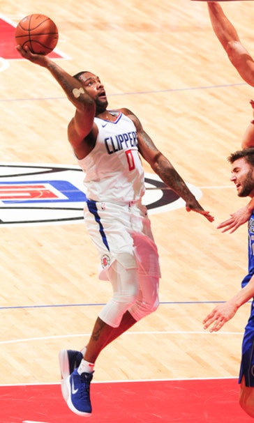 Clippers roll to easy 119-98 victory over Mavericks (Nov 01, 2017)